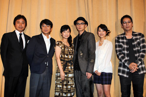 左から国本雅広監督、藤井フミヤ、宮崎美子、高良健吾、谷村美月、大杉漣