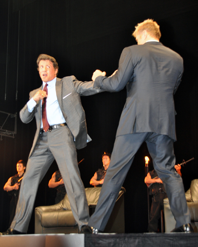 『ロッキー4』の再現!?　壇上で拳を付き合わすシルヴェスター・スタローン（左）とドルフ・ラングレン（右）