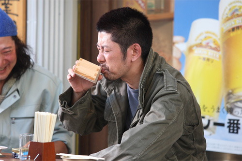 かあさん（サイバラ）の夫役を演じる永瀬正敏
(C) 2011映画「毎日かあさん」製作委員会