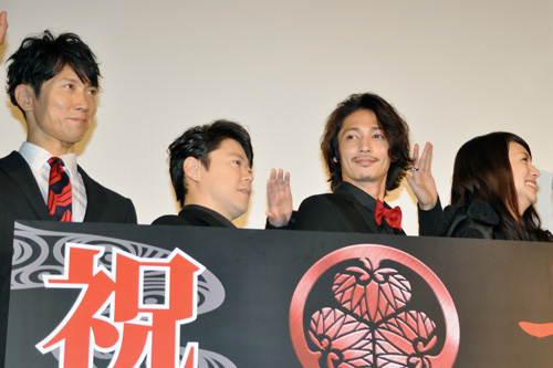 『大奥』公開記念舞台挨拶より。写真左から佐々木蔵之介、阿部サダヲ、玉木宏、柴咲コウ