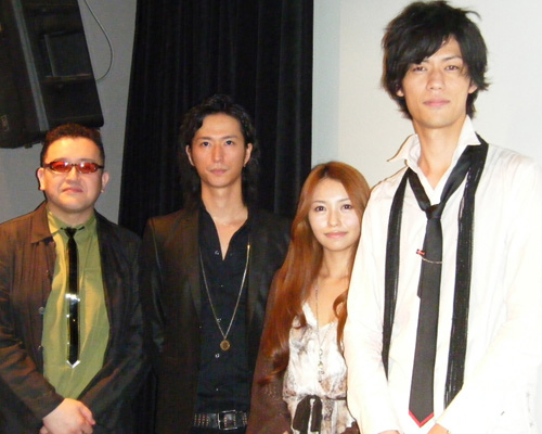写真左から中田圭監督、秋山真太郎、黒澤ゆりか、林野健志