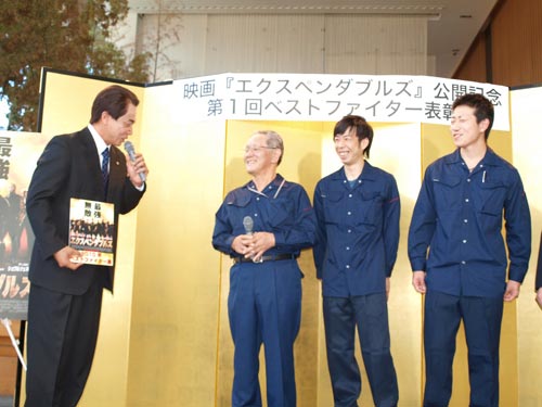 カン首相（左）からベストファイター賞を贈られた小林研業の小林一夫社長たち