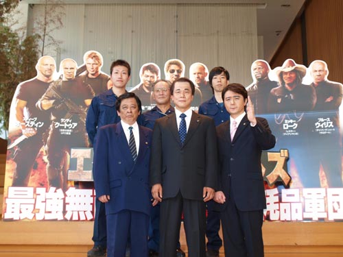 前列左から小沢イチロウ、カン首相、安倍シンゾウ。後列は小林研業のメンバー