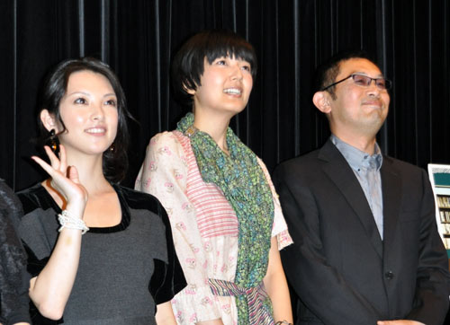 ムービーカメラに手を振る田中麗奈（左）と菊池亜希子（中央）、内藤剛志（右）