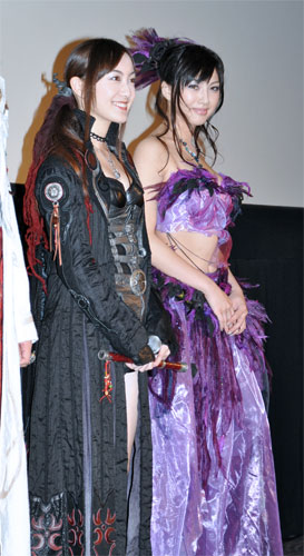 松山メアリ（左）と原紗央莉（右）