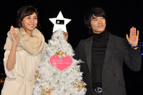 クリスマスイルミネーションの点灯式に出席した松嶋菜々子（左）とソン・スンホン（右）