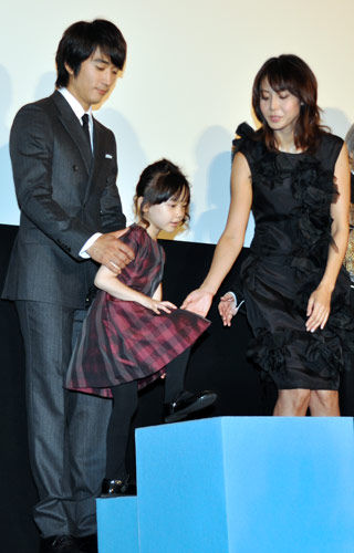芦田愛菜（中央）が壇上にあがるのを手助けする松嶋菜々子（右）とソン・スンホン（左）