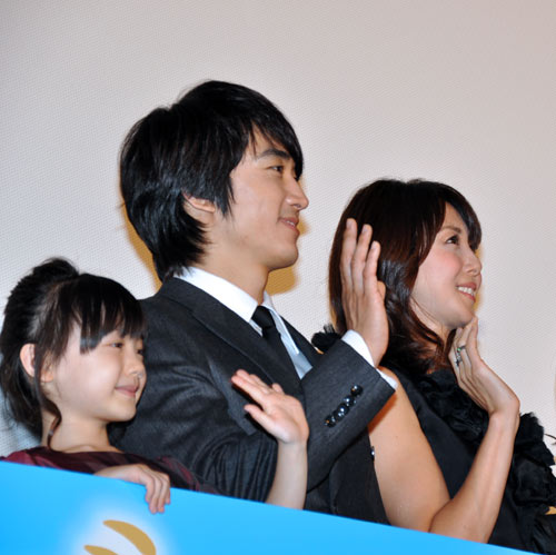 ムービーカメラに手を振る登壇者。左から芦田愛菜、ソン・スンホン、松嶋菜々子
