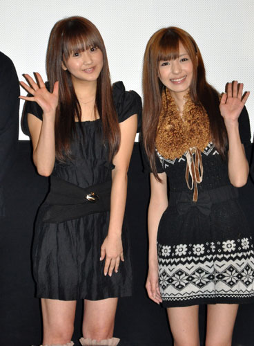 舞台挨拶時の浜田翔子（左）と希志あいの（右）