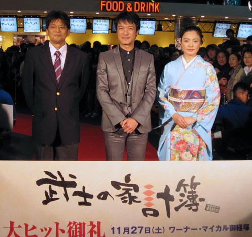 左から森田芳光監督、堺雅人、仲間由紀恵