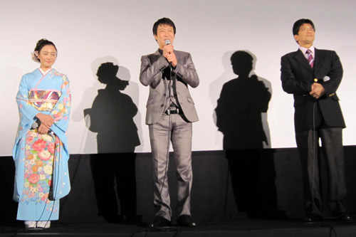 舞台挨拶する3人。左から仲間由紀恵、堺雅人、森田芳光監督