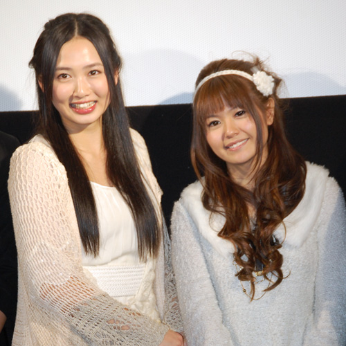 舞台挨拶で笑顔を見せる須藤茉麻（左）と竹達彩奈（右）