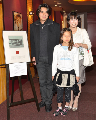 写真左から山崎大地さん、娘の優希ちゃん、山崎直子さん