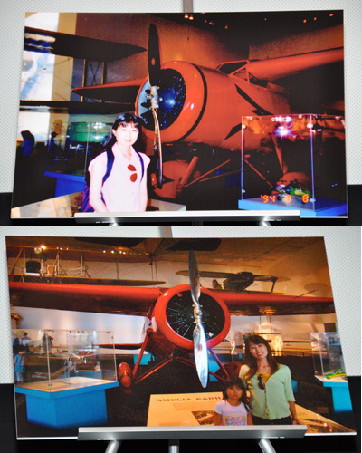 （写真上）アメリアの愛機・ロッキード・ヴェガの前で写真を撮る94年の山崎直子さん／（写真下）2008年に同じ場所で娘と一緒に写真に収まった山崎直子さん