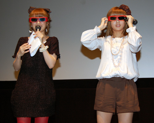 3Dメガネをかける高橋愛（左）と新垣里沙（右）