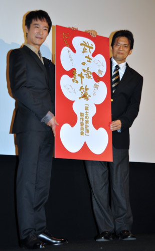 堺雅人（左）と森田芳光監督（右）