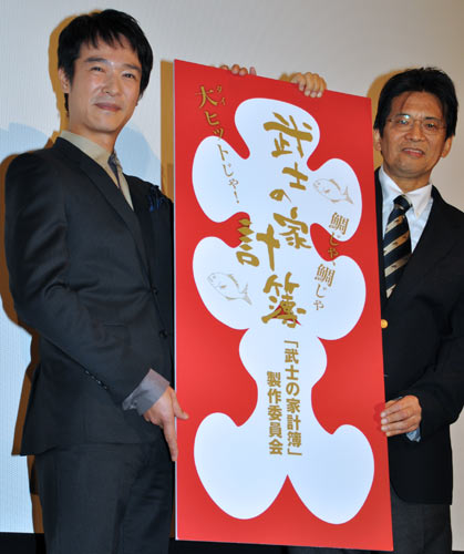 堺雅人（左）と森田芳光監督（右）