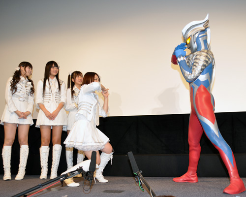 AKB48の内田眞由美（中央）とウルトラマンゼロ（右）が共にウルトラマンタロウの必殺技ストリウム光線でガチンコ勝負！