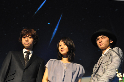 流れ星の降るなかで、左から深川栄洋監督、堀北真希、高良健吾