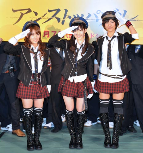 『アンストッパブル』イベントに登場した AKB48。左から高橋みなみ、渡辺麻友、宮澤佐江