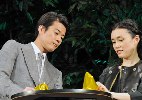 中嶋朋子（右）に教えてもらいながら鶴を折る唐沢寿明（左）