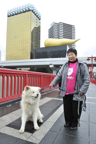 東京観光するわさお（左）。右は飼い主の菊谷節子さん