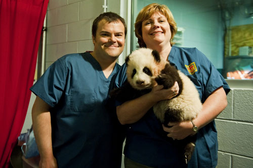 パンダの赤ちゃんと初対面したジャック・ブラック（左）