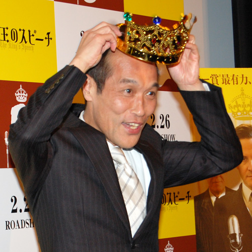 映画になぞらえて王冠をかぶらされる東国原英夫・前宮崎県知事