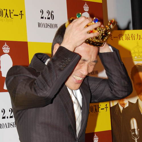 王冠が髪に引っかかって痛そうな東国原英夫・前宮崎県知事