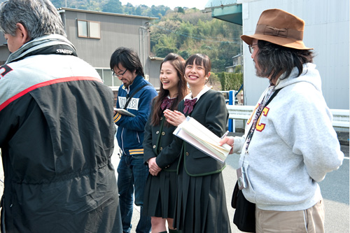 撮影中、笑顔を見せる草刈麻有（右から3人目）と相葉香凛（右から2人目）。右端は太田隆文監督