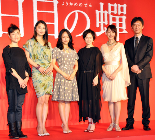 写真左から角田光代（原作）、小池栄子、井上真央、永作博美、森口瑤子、成島出監督