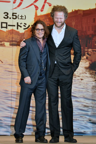 ドナースマルク監督（右）は2m5cmの大男！ ジョニー・デップ（左）とは約30cmの身長差!!