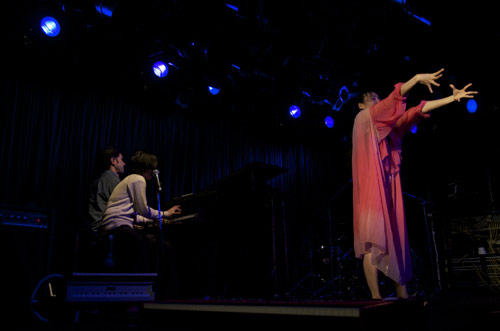 ピアノを連弾する渡邊琢磨（左）と原田郁子（中央）。右はダンスする黒田育世
(C) SHOICHI KAJINO