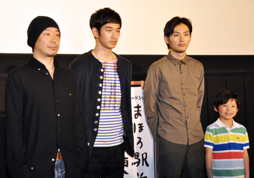 写真左から大森立嗣監督、瑛太、松田龍平、横山幸汰