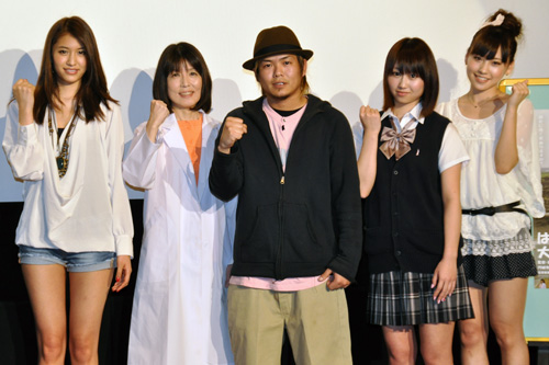 写真左から有末麻祐子、円城寺あや、勝又悠監督、小林香菜（AKB48）、笠原美香