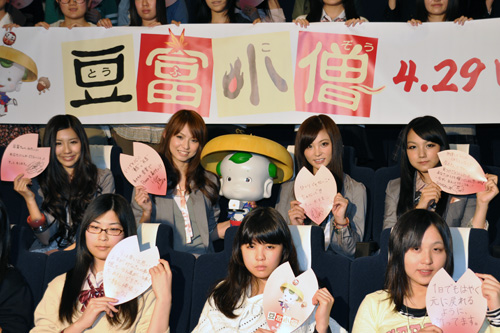女子高生たちと一緒に写真に収まるSCANDAL。左からTOMOMI、HARUNA、RINA、MAMI