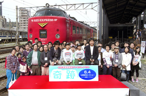 左から岸田繁、前田航基、前田旺志郎、是枝裕和監督。鉄道ファンをバックに