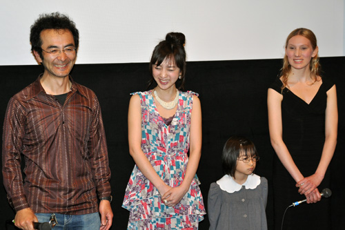 写真左から古舘寛治、杉野希妃、オノエリコ、ブライアリー・ロング