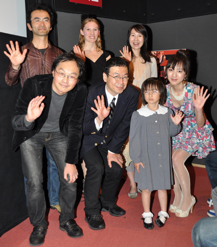 前列左から深田晃司監督、山内健司、オノエリコ、杉野希妃。後列左から古舘寛治、ブライアリー・ロング、兵藤公美