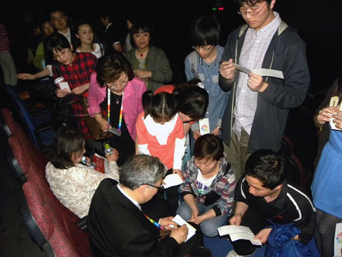 北京国際映画祭で、しぎのあきら監督にサインを求める人々