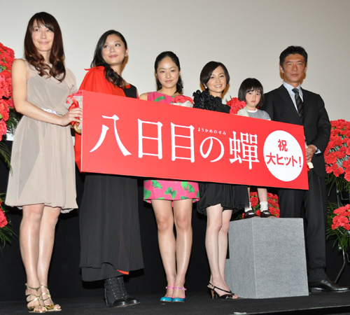 写真左から森口瑤子、小池栄子、井上真央、永作博美、渡邉このみ、成島出監督