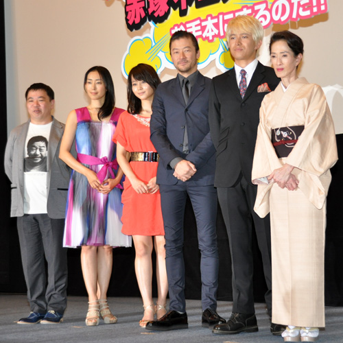 写真左から佐藤英明監督、木村多江、堀北真希、浅野忠信、阿部力、いしだあゆみ