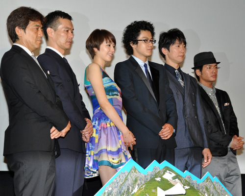 写真左から片山修監督、渡部篤郎、長澤まさみ、小栗旬、佐々木蔵之介、石田卓也