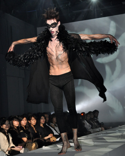 黒鳥のイメージで踊るダンサー