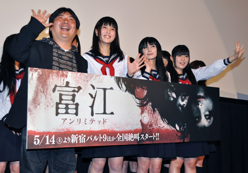 写真左から井口昇監督、荒井萌、仲村みう、多田愛佳（AKB48）
