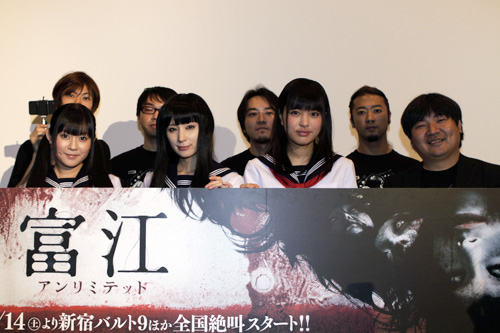 写真前列左から多田愛佳（AKB48）、仲村みう、荒井萌、井口昇監督。後列はスタッフ