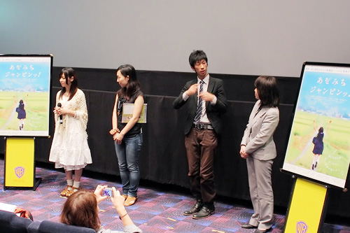写真左から大場はるか、西川文恵監督、手話通訳の方、臼井千恵（NPO法人しゅわるハンズ）