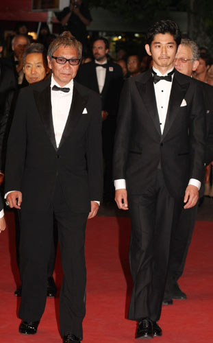 カンヌ映画祭のレッドカーペットを歩く三池崇史監督（左）と瑛太（右）