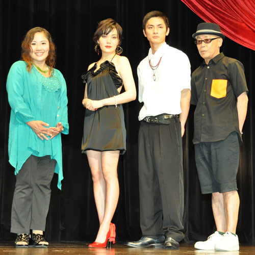 写真左から中上紀、鈴木杏、高良健吾、廣木隆一監督