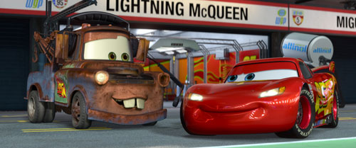 天才レーサーのマックィーン（右）とおんぼろレッカー車のメーター（左）／『カーズ2』より
(C) Disney/Pixar.All Rights Reserved.